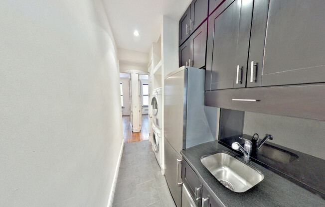 424 W 51 ST