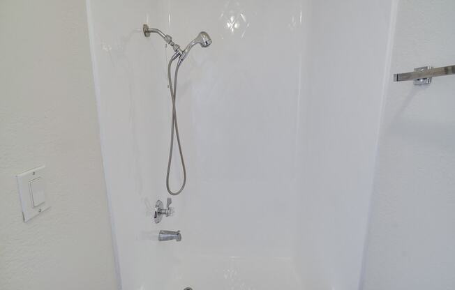 Shower In Tub at Highlander Park Apts, Riverside, CA, 92507