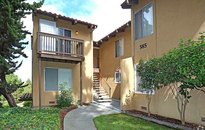 A building with the number 585 on it.