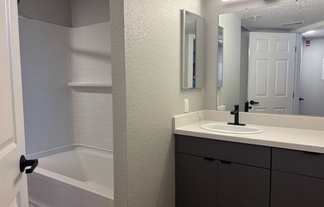 2 beds, 1 bath, 821 sqft, $2,825, Unit D006