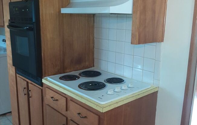 2 beds, 1 bath, 903 sqft, $1,250, Unit B-1