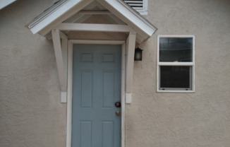 1004 1/2 Elm St