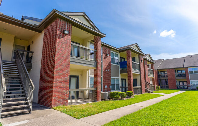 exterior shot of pearland tx apartments