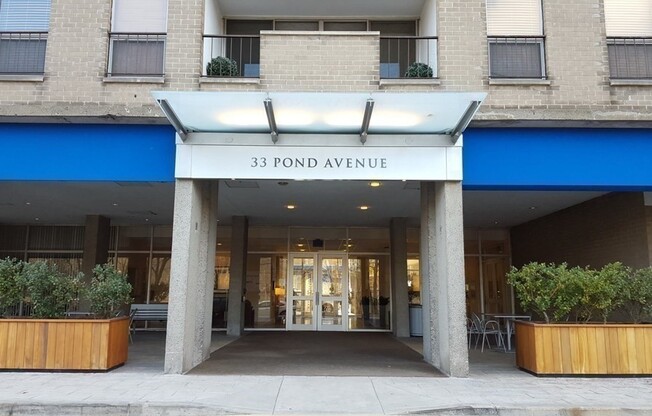 33 Pond Ave