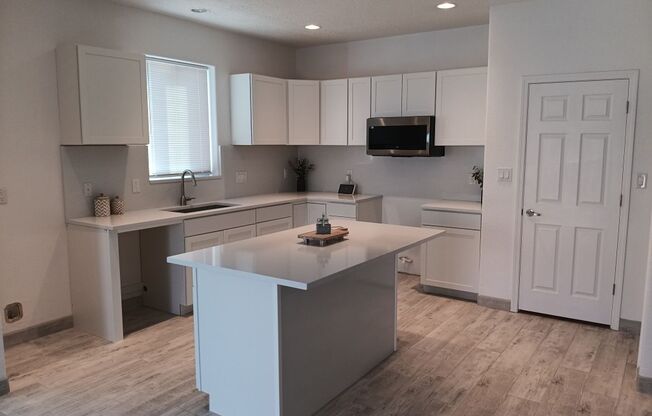 Newly-renovated 3 bedroom, 2 bathroom in Los Lunas! Showings coming soon!