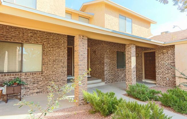 Cozy Townhome off Lee Trevino!