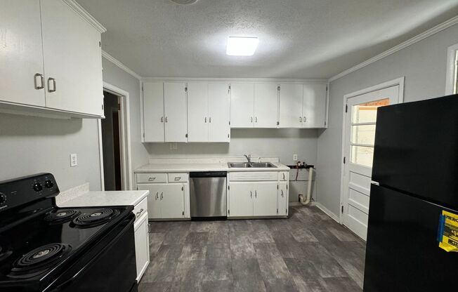 3 beds, 1 bath, $1,095