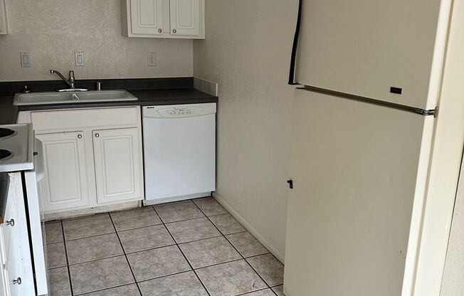 1 bed, 1.5 baths, $1,000