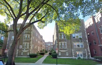 Beautiful Courtyard Building, Near the Lake in Evanston!