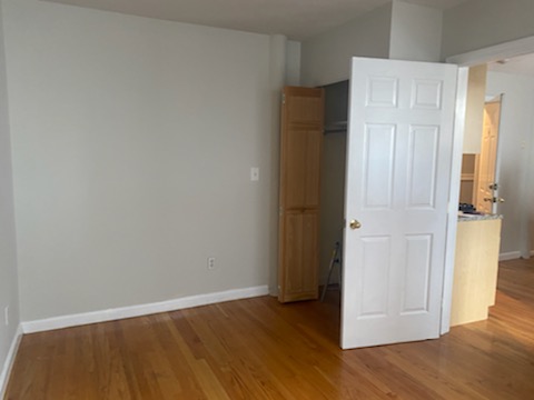 2 beds, 1 bath, $3,500, Unit 4