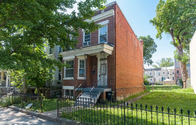 Spacious 6BR/1.5BA Row home