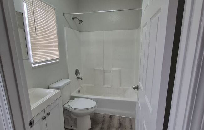 2 beds, 1 bath, $2,500, Unit 1/2a