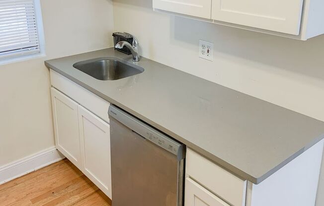 2 beds, 1 bath, 725 sqft, $2,695, Unit 851-1S