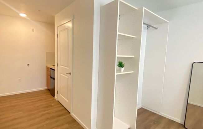 Studio, 1 bath, 170 sqft, $1,350, Unit 2300