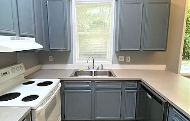 Downtown Cornelius! Minutes from Lake Norman! 2 Bedroom, DUPLEX!