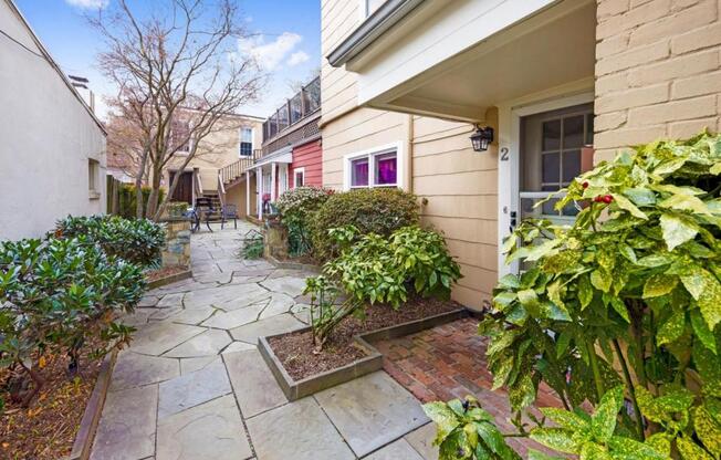 2 beds, 1 bath, 1,000 sqft, $5,250