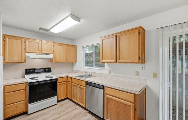 3 beds, 1 bath, 886 sqft, $1,575, Unit 16