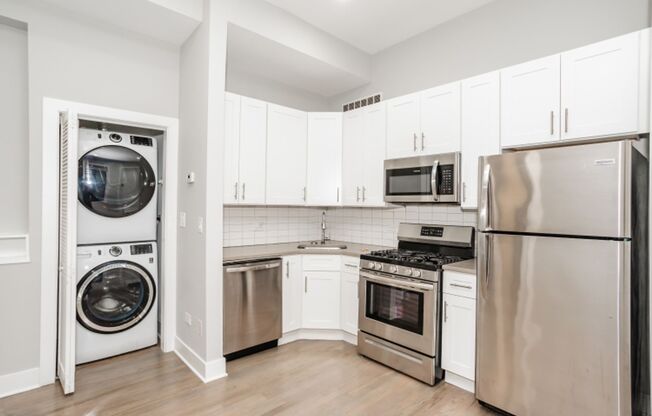Gorgeous One Bedroom Apartment in Central Gold Coast Neighborhood