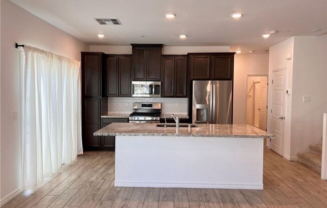 Spacious Townhome with Loft, Granite Kitchen & Community Pool in Gated Neighborhood