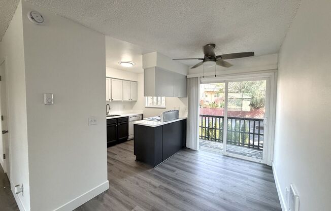 2 beds, 1 bath, 890 sqft, $1,595, Unit 15