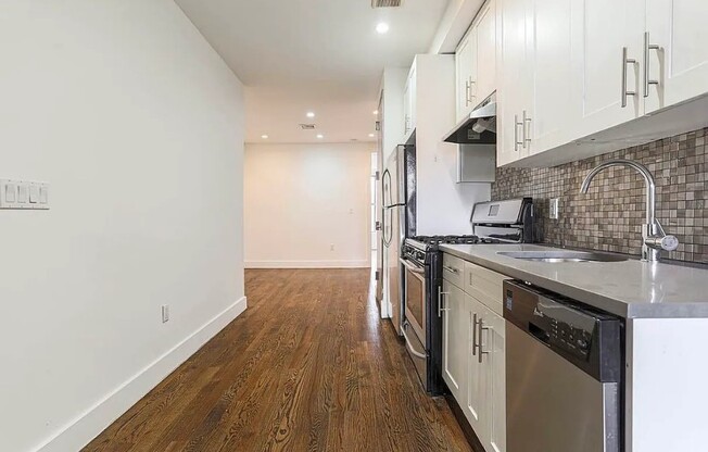 3 beds, 1 bath, $3,350, Unit 3L