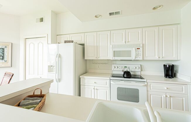 ☀️ Seasonal Golf Getaway with Stunning Views – 2BR Condo in Cedar Hammock Golf & Country Club, Naples ⛳️