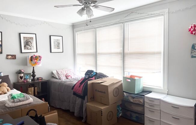 3 beds, 1 bath, 1,261 sqft, $2,300, Unit B