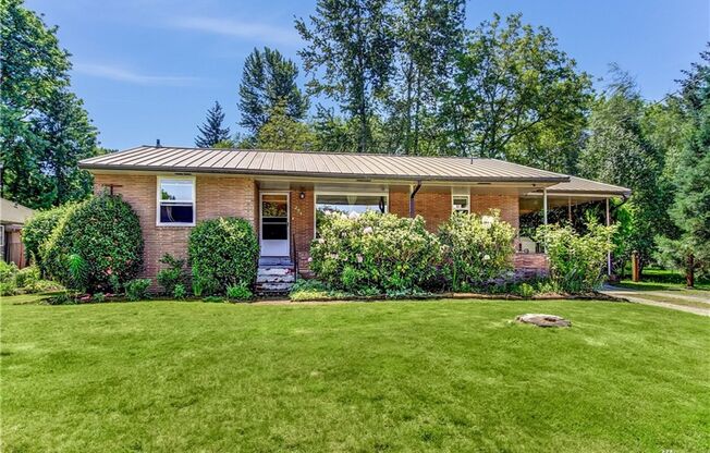 Charming 2 Bed 1 Bath Duplex in Downtown Issaquah