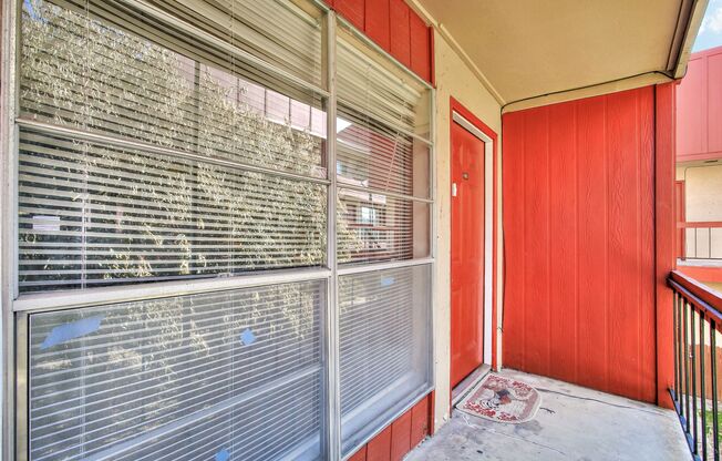 Stylish Two-Story Unit in Macarthur Townhomes with Modern Amenities
