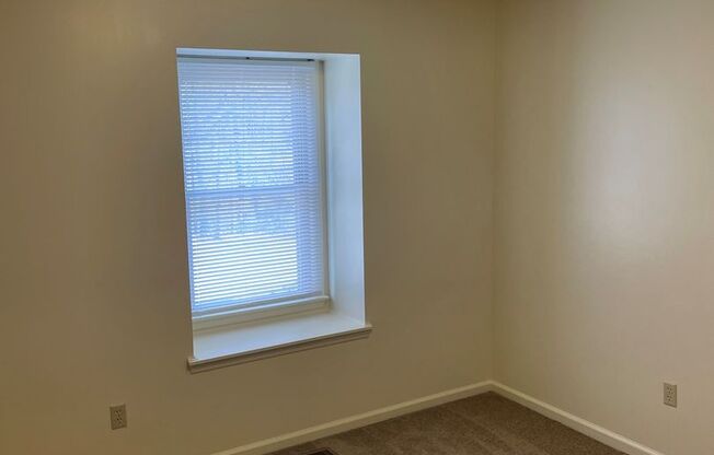 2 beds, 1.5 baths, 907 sqft, $1,375, Unit Country Club Unit 18B