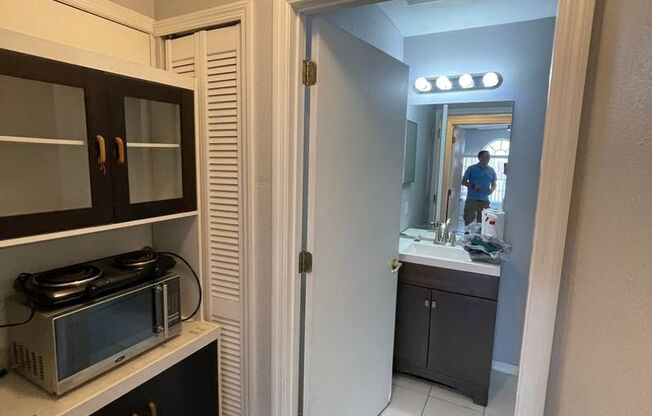 1 bed, 1 bath, 300 sqft, $700, Unit LO