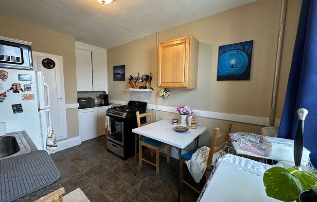 Studio, 1 bath, $1,950, Unit 10 Brooks Park #15