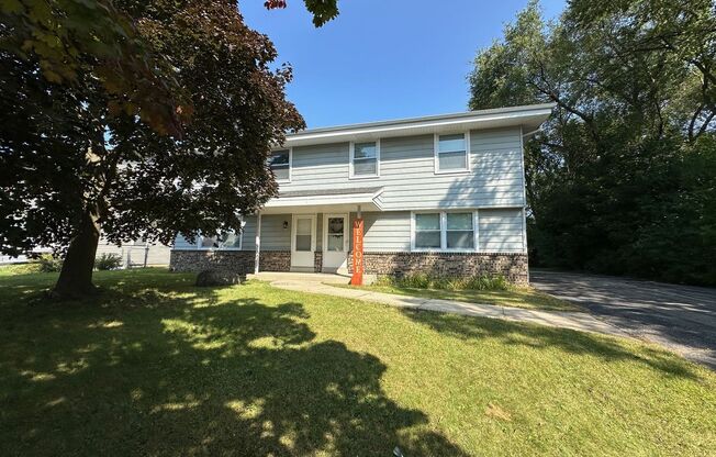 Spacious Townhouse in Greenfield!