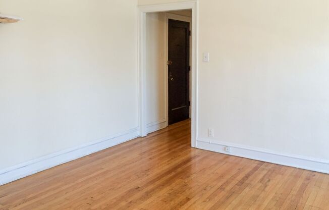 2 beds, 1 bath, 920 sqft, $1,995, Unit 2004-2