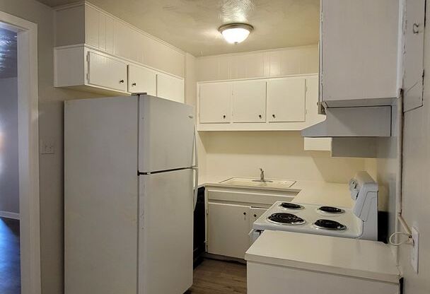 2 beds, 1 bath, 850 sqft, $750, Unit 1