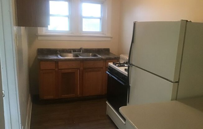 2 beds, 1 bath, $795, Unit #4