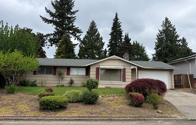Great location in Milwaukie, OR! 3 bedroom 1 bath home with a large yard!