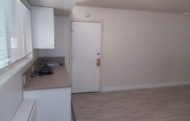 Studio, 1 bath, 325 sqft, $1,095, Unit Unit 26