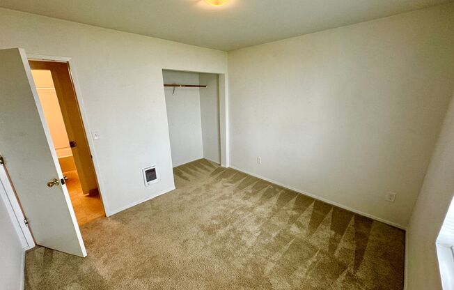Fantastic 2 Bedroom on the East Slope of Magnolia! One Months rent concession!!