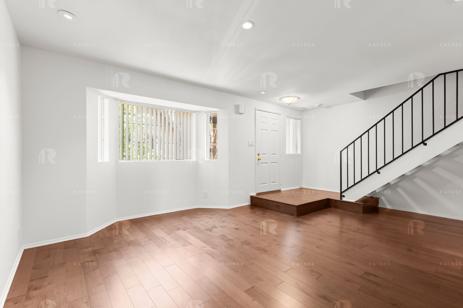 SPACIOUS AND BRIGHT 2 BED +2.5 BATH CONDO! 1/2 MONTH OFF MOVE IN SPECIAL!