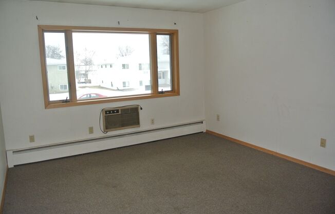 2 beds, 1 bath, $625, Unit 2