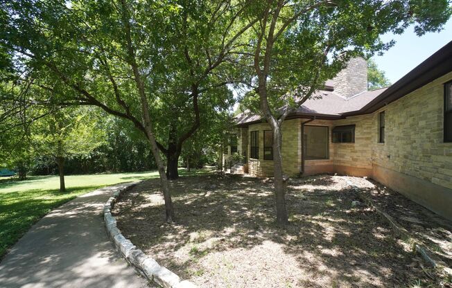 8 WOODHOLLOW TRL