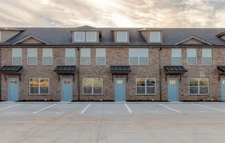 3 beds, 3 baths, $1,550, Unit Unit 902