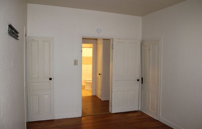 2 beds, 1 bath, $950, Unit Apt 1E