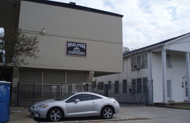 North gates of LSU on Highland near the Chimes! Gated 2br!