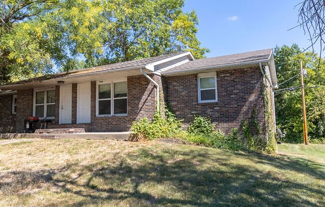 Adorable 2 bedroom - Upstairs Triplex