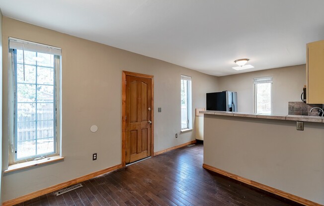 2 Bed 2 Bath Home in Denver! Great Location! Available NOW!!