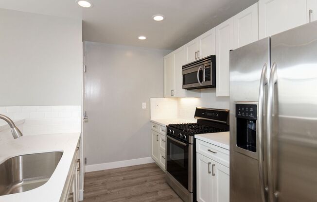 2 beds, 2 baths, 920 sqft, $3,040, Unit 203