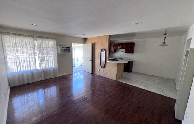 305 N Vinedo Ave 5