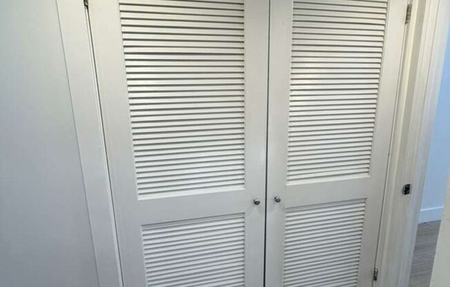 Great 1 Bed Room - Wood Floors - Small Building